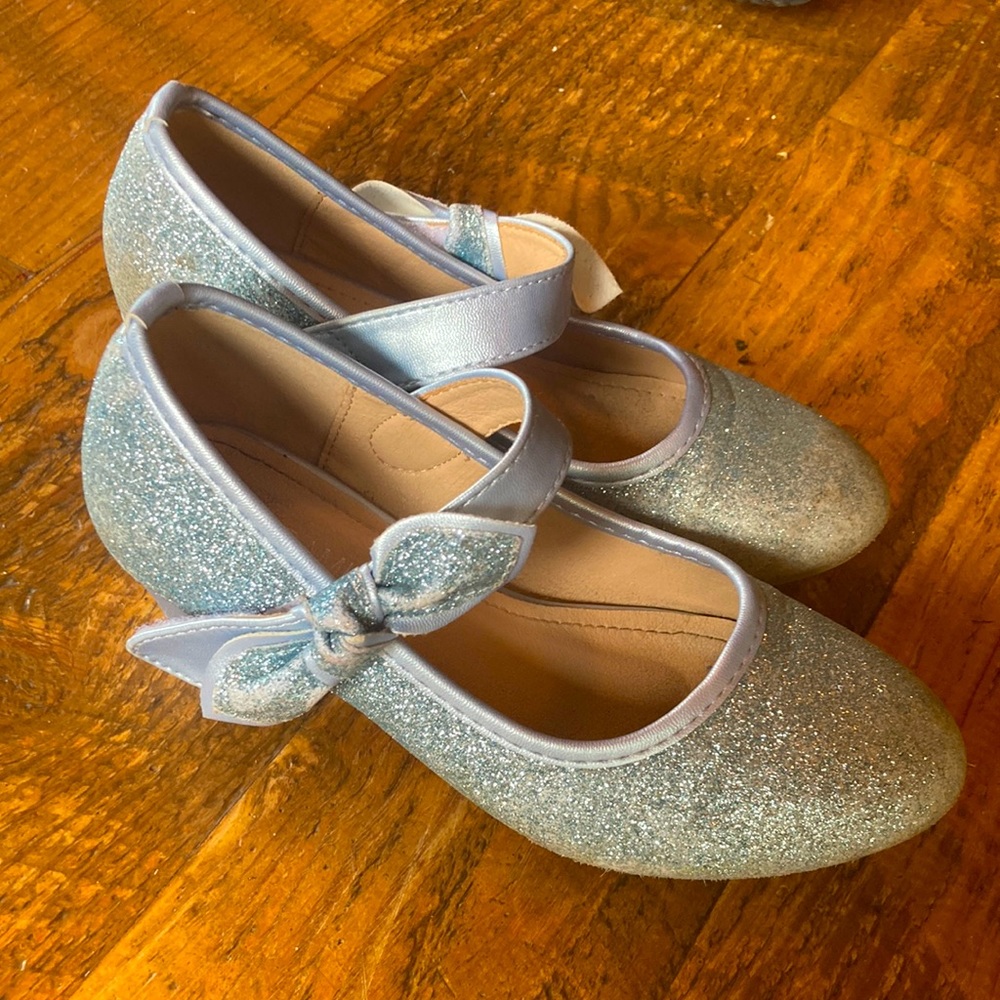 Girls 13.5 sparkly low heel shoes with velcro closure. So pretty!